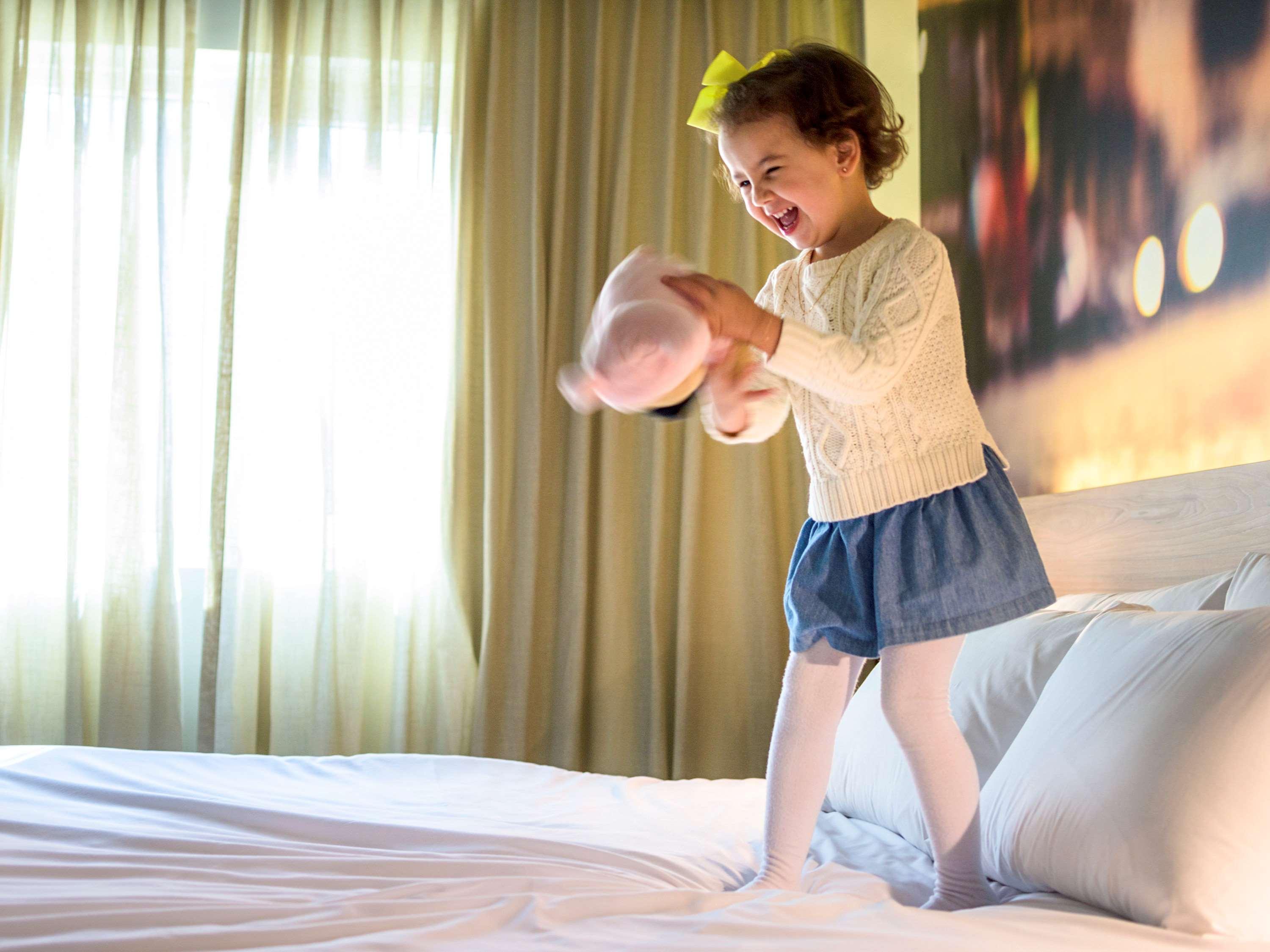 Grand Mercure Sao Paulo Vila Olimpia Exterior foto A child playing with a pillow