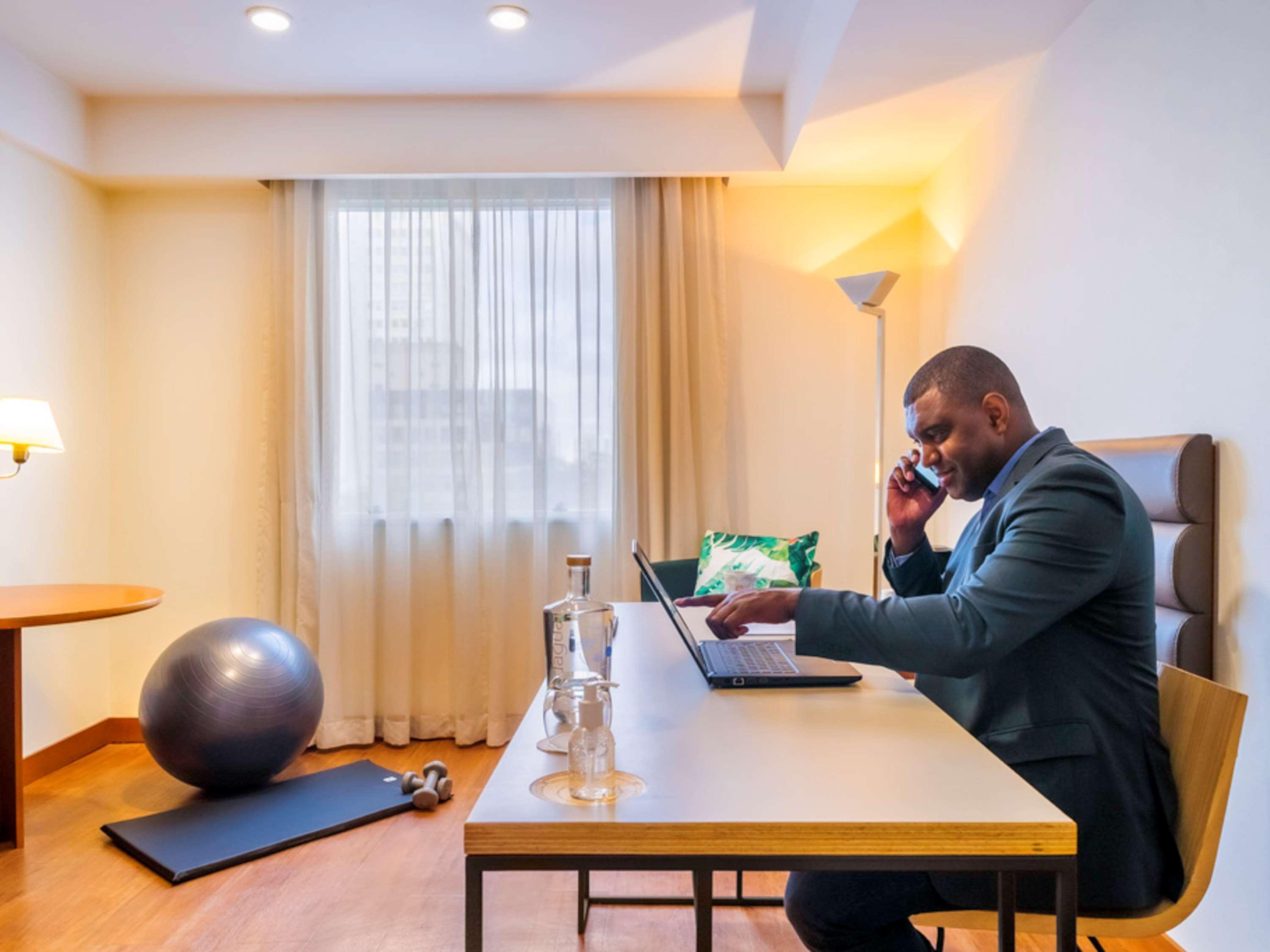 Grand Mercure Sao Paulo Vila Olimpia Exterior foto A man working from home