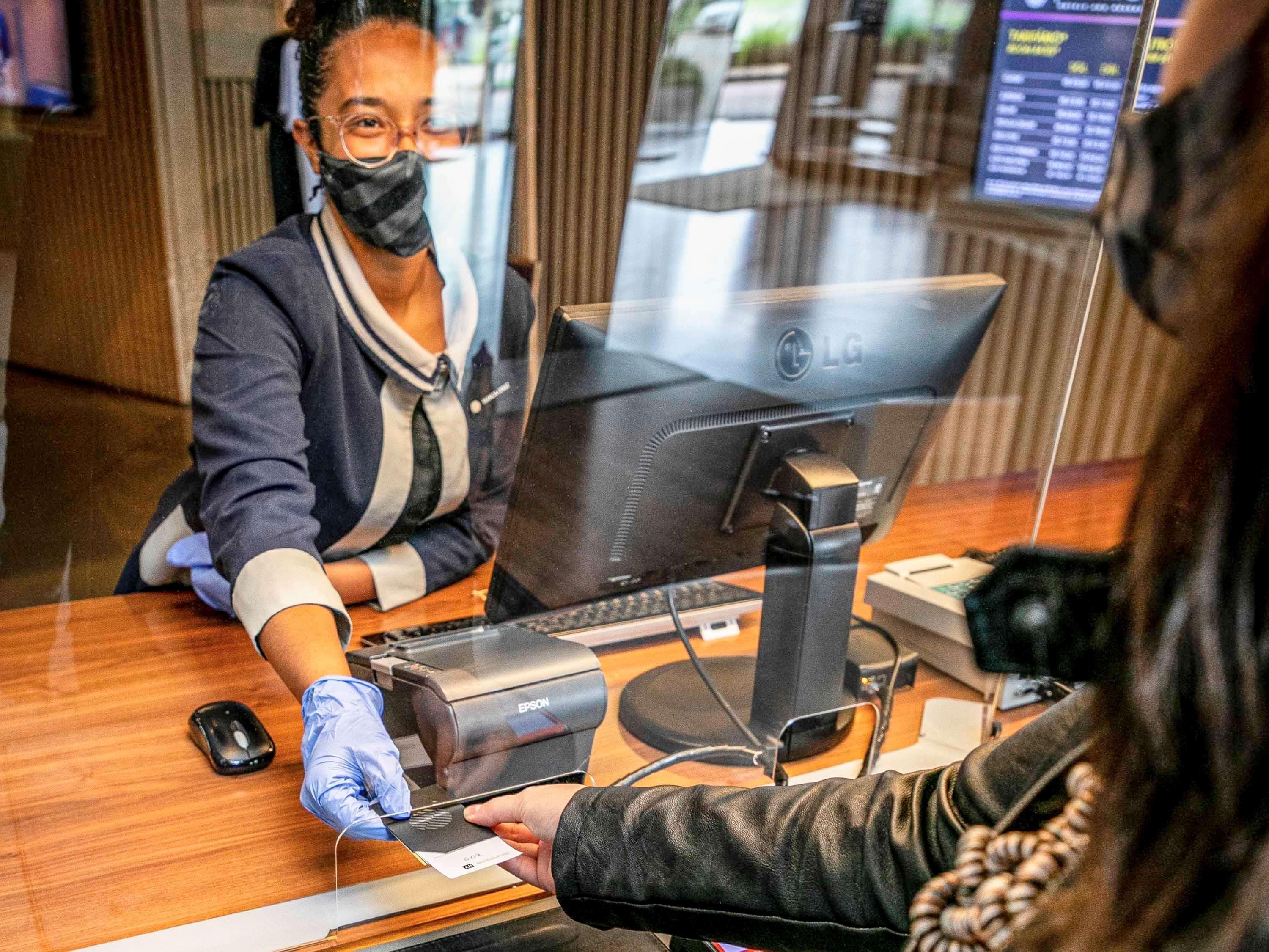 Grand Mercure Sao Paulo Vila Olimpia Exterior foto A bank teller wearing a face mask in Paris, France