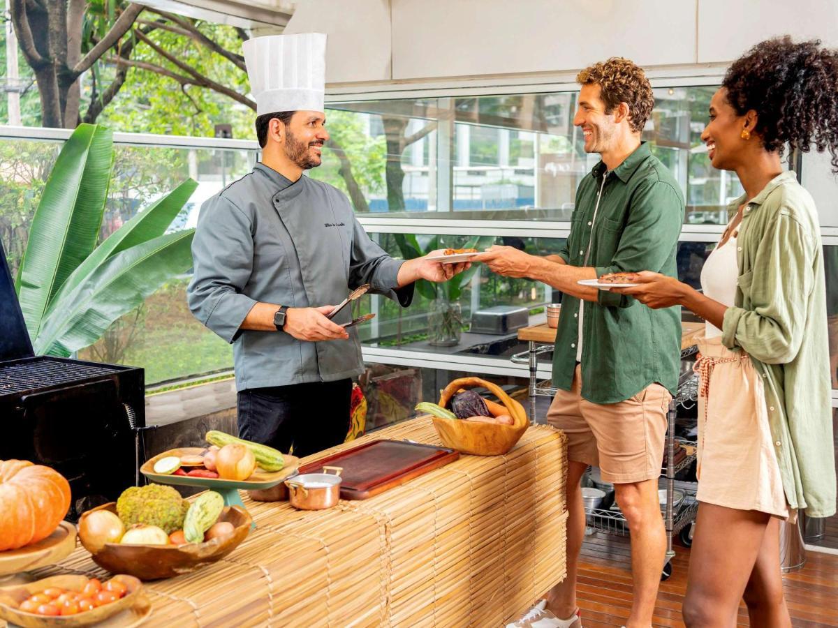 Grand Mercure Sao Paulo Vila Olimpia Exterior foto A chef serving food to guests